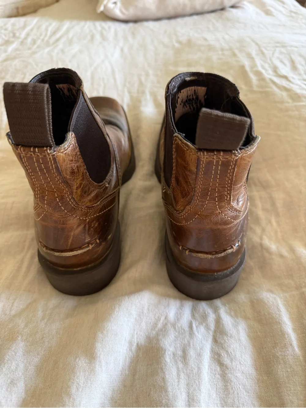 Ariat Men's Midtown Rambler boots in Barn Brown leather